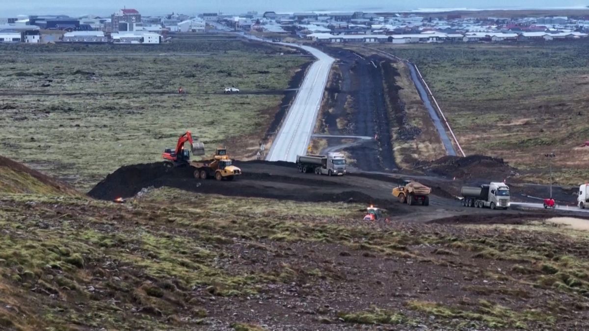Závod s časem. Na Islandu spěšně budují obří bariéru proti lávě